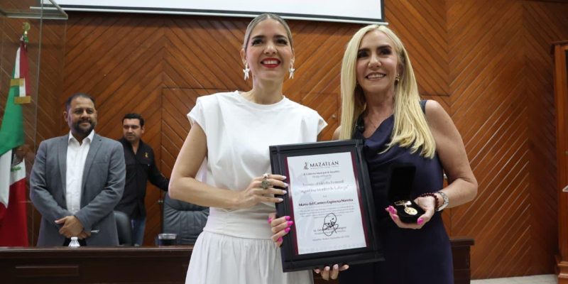 Cabildo Mazatleco Reconoce a María del Carmen Espinosa Noreña
