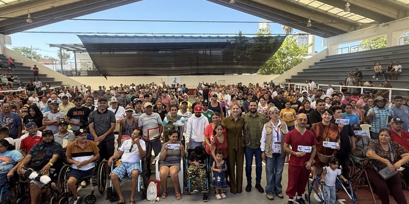 Entregan tarjetas del bienestar a personas especiales 