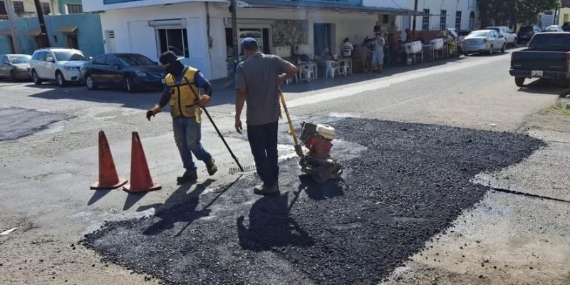 Gobierno municipal refuerza acciones de bacheo en vialidades prioritarias del puerto