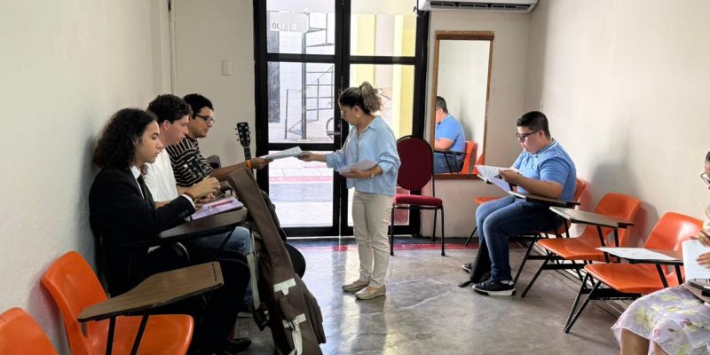 Aspirantes presentan examen teórico para ingresar a la Escuela de Música en el CMA